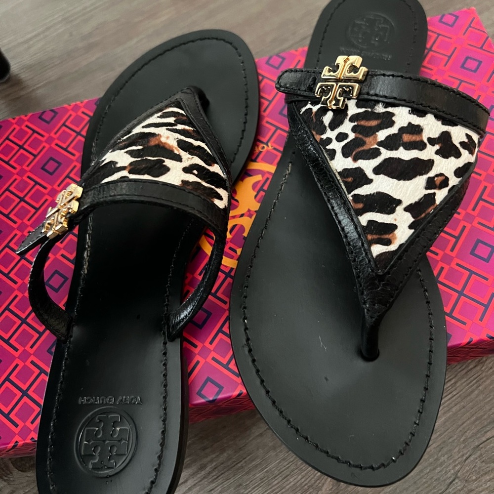Tory Burch Eloise Black Leather and Leopard Print Flat Thong Sandal Size 8 - Picture 3 of 7